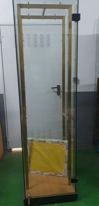 Vitrina de cristal y metal dorada