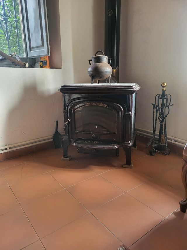 Estufa Hergom Hierro Fundido y Piedra Volcánica.