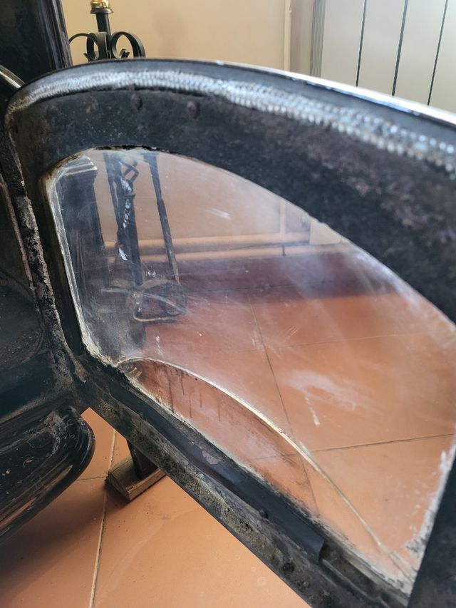 Estufa Hergom Hierro Fundido y Piedra Volcánica.