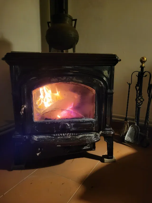 Estufa Hergom Hierro Fundido y Piedra Volcánica.
