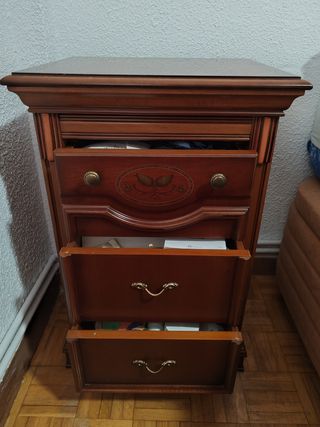 Dos mesitas de noche vintage 
de madera