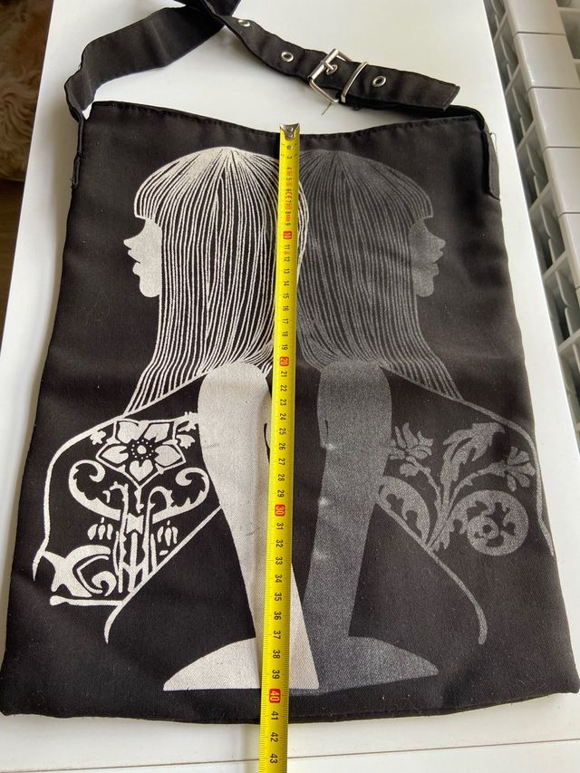 Bolso bandolera negro con estampado blanco