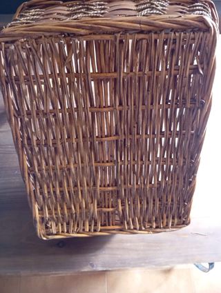 Cesta de mimbre artesanal