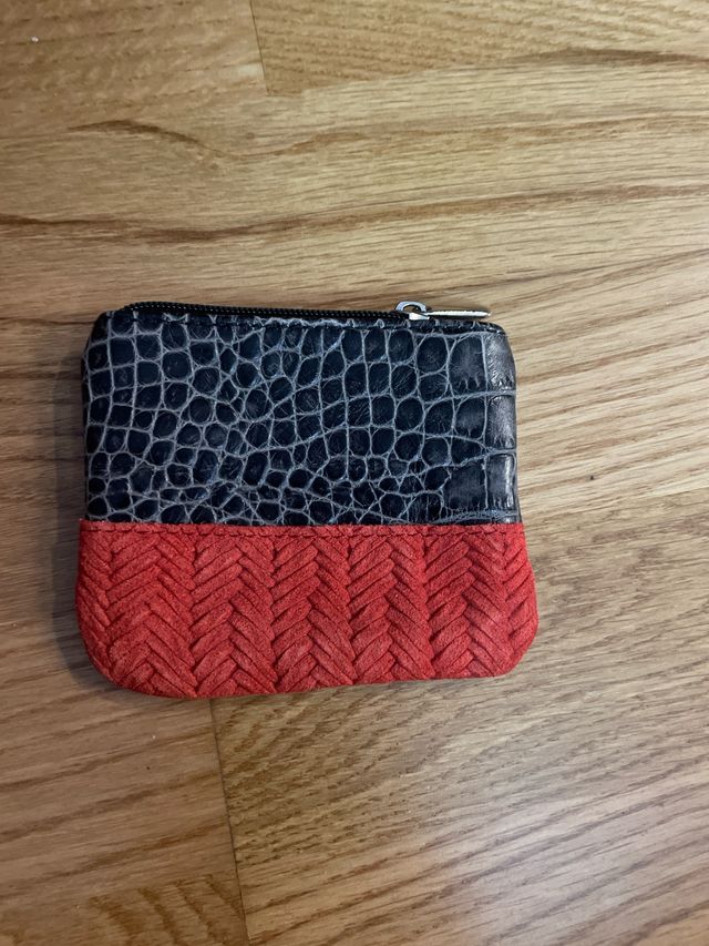 Cartera de piel negra y roja