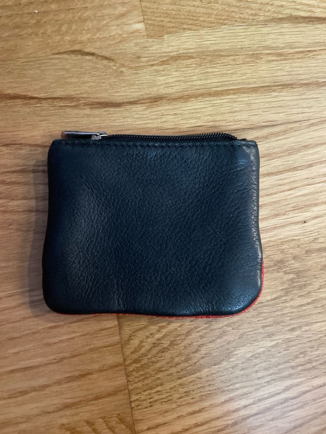 Cartera de piel negra y roja