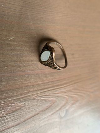 Anillo plateado con piedra blanca