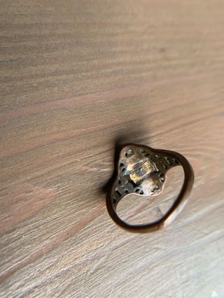 Anillo plateado con piedra blanca