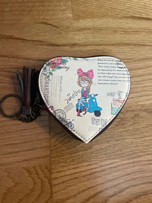 Cartera con llavero de corazón
