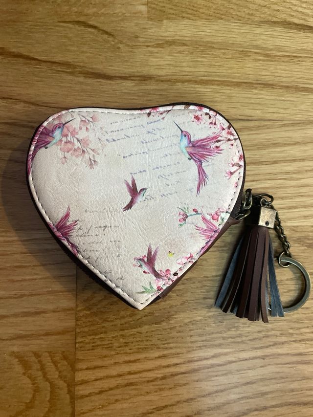 Cartera con llavero de corazón