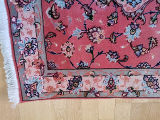 Alfombra de lana rosa y multicolor