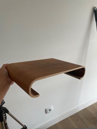 Soporte de madera curvo