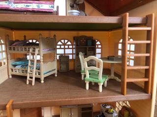 Casa Sylvanian Families con muebles y 3 familias