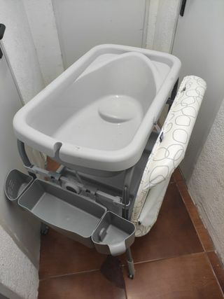 Cambiador de bebé con bañera