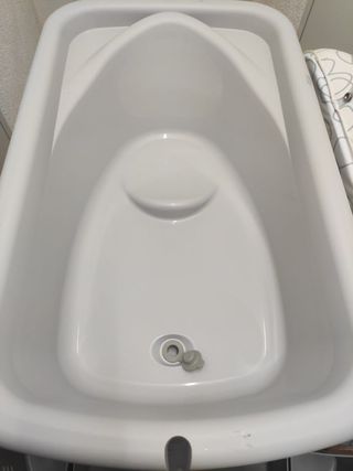 Cambiador de bebé con bañera