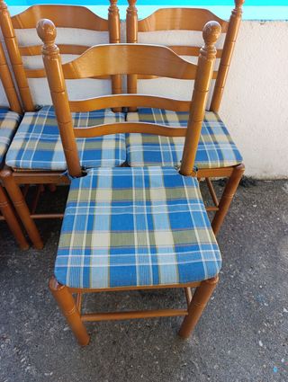 1 Silla de madera con cojín a cuadros