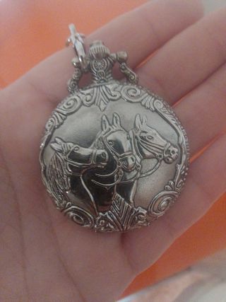 Reloj de bolsillo con caballos plateado