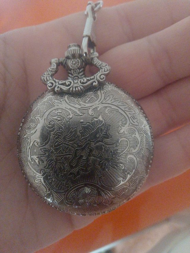 Reloj de bolsillo con caballos plateado