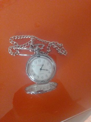 Reloj de bolsillo con caballos plateado