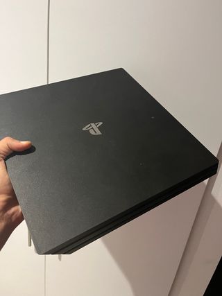 PS4 Pro 1TB 12.5 + Mando +Juegos