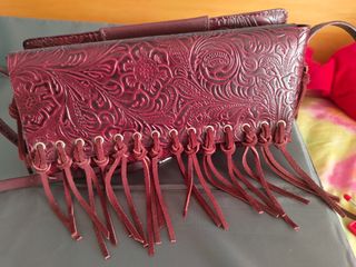 Bolso de cuero con flecos y grabado