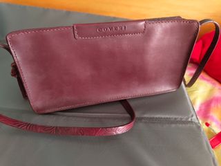 Bolso de cuero con flecos y grabado