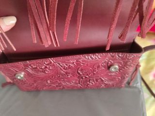 Bolso de cuero con flecos y grabado