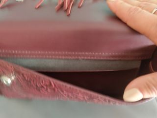 Bolso de cuero con flecos y grabado