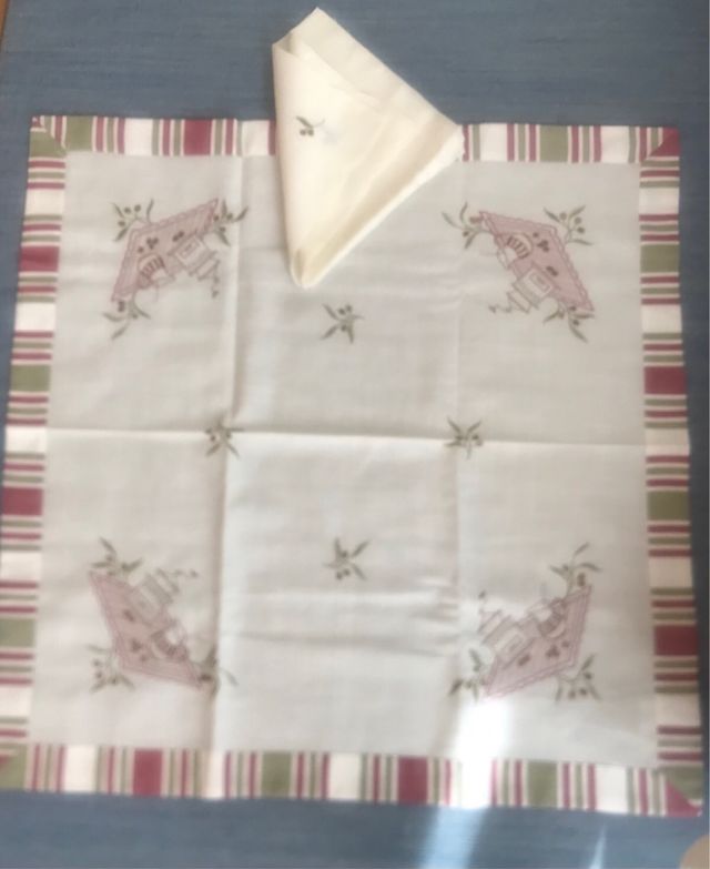 Mantel y 4 servilletas de café