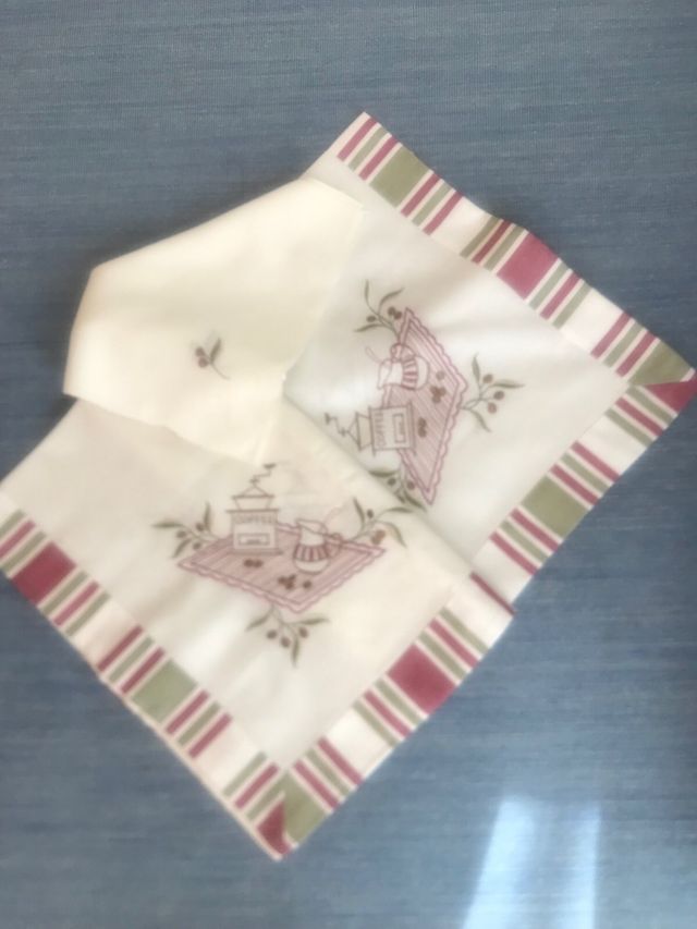 Mantel y 4 servilletas de café