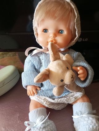 Muñeco bebé con peluche de conejo