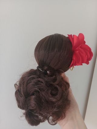 Cabeza de Nancy con flor y pendientes