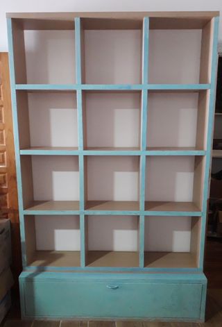 Estantería de madera con puerta