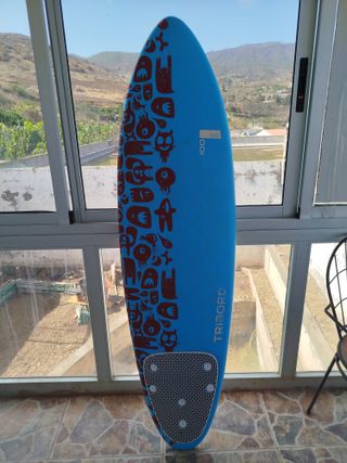 Tabla de surf azul con pad