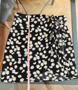 Falda pareo con estampado de margaritas