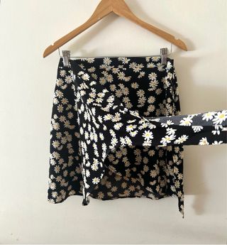 Falda pareo con estampado de margaritas