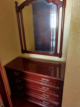 Cómoda de madera con espejo