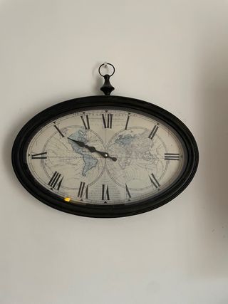 Reloj de pared ovalado con mapa del mundo