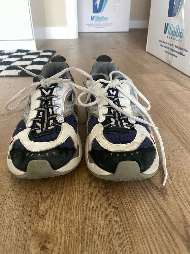 Zapatillas Fila azules y blancas