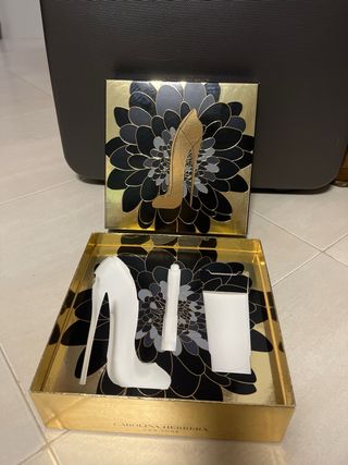 Caja Carolina Herrera Dorada  GOOD GIRL