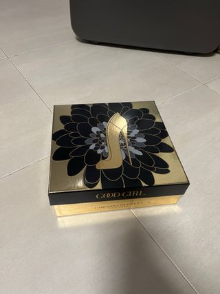 Caja Carolina Herrera Dorada  GOOD GIRL