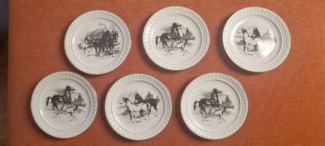 Platos de postre con caballos