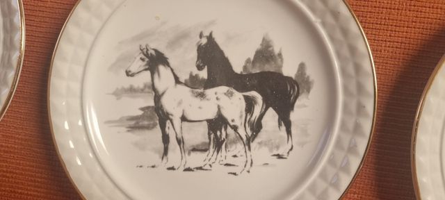 Platos de postre con caballos