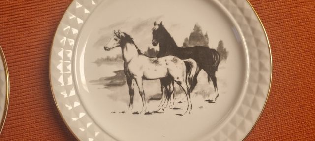 Platos de postre con caballos