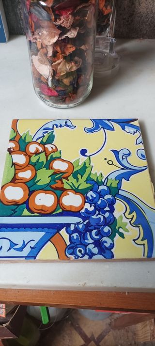 Azulejo antiguo con frutas y diseño floral