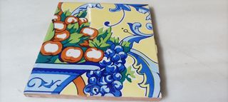Azulejo antiguo con frutas y diseño floral
