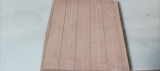 Azulejo antiguo con frutas y diseño floral