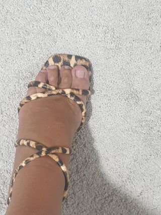 Sandalias animal print marrón y negro