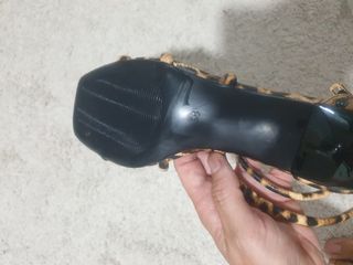 Sandalias animal print marrón y negro