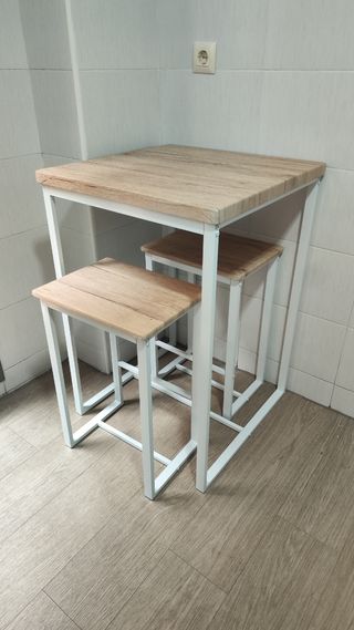 Mesa con taburetes