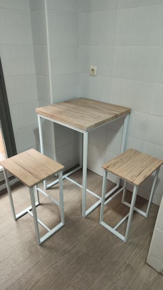 Mesa con taburetes